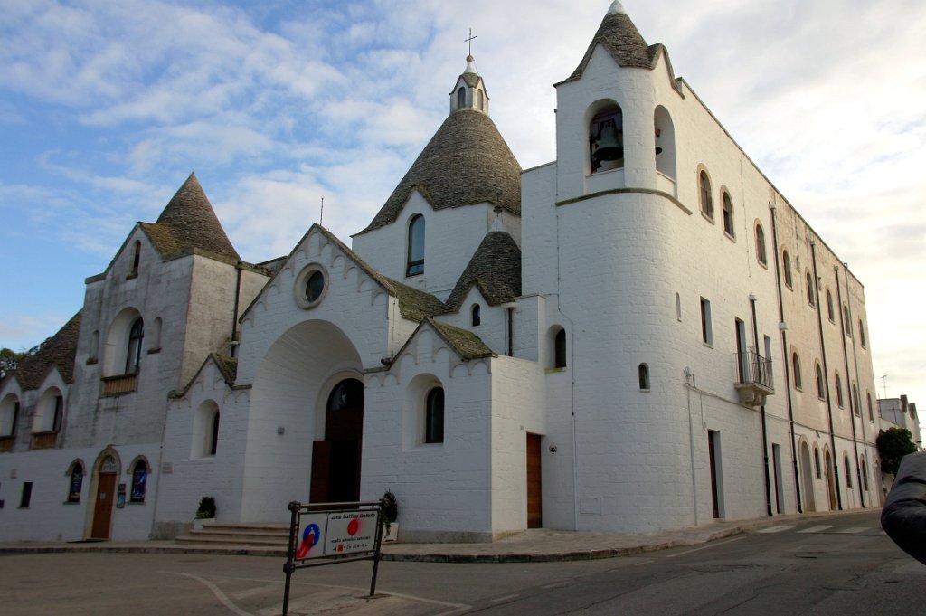 10 Alberobello.JPG